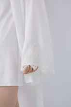 Lenora Robe